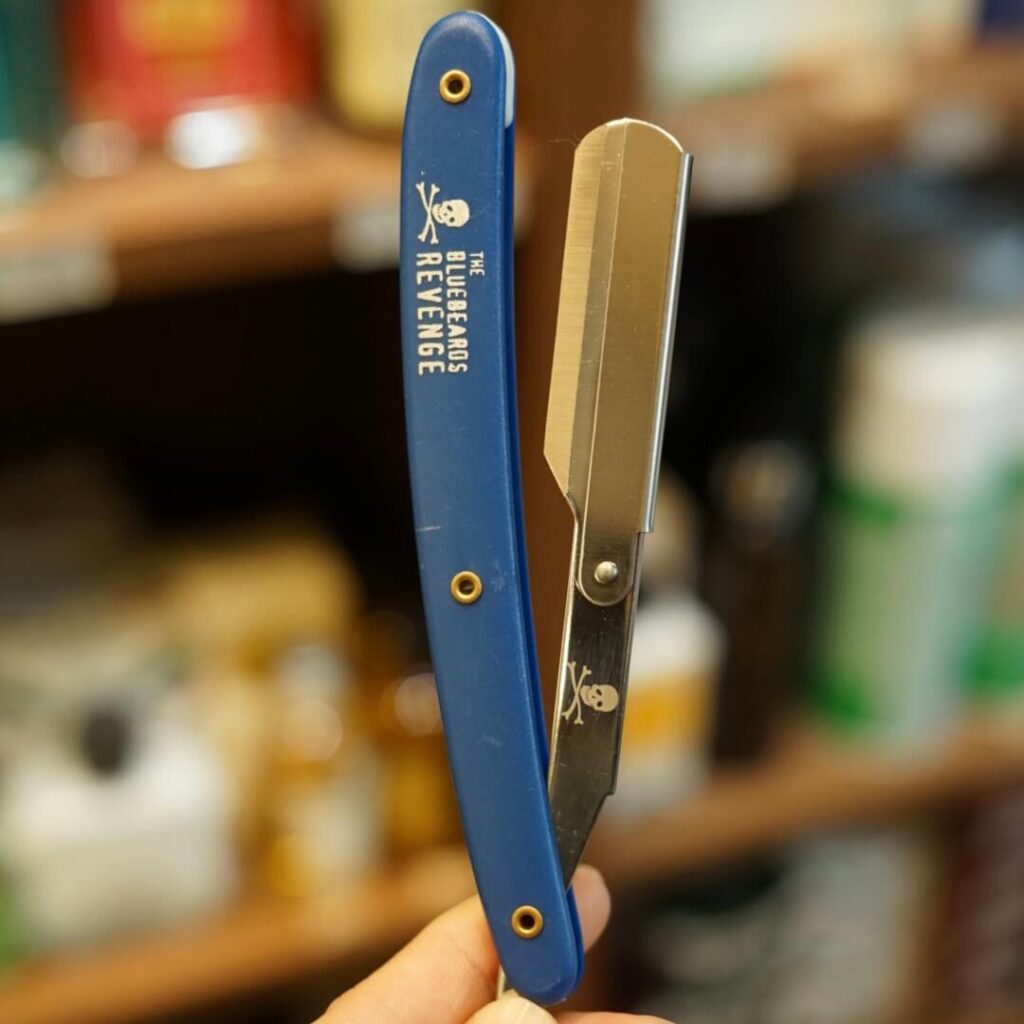 British Bluebeards – Bluebeard’s classic straight razor (replaceable blade/skull light engraving version)